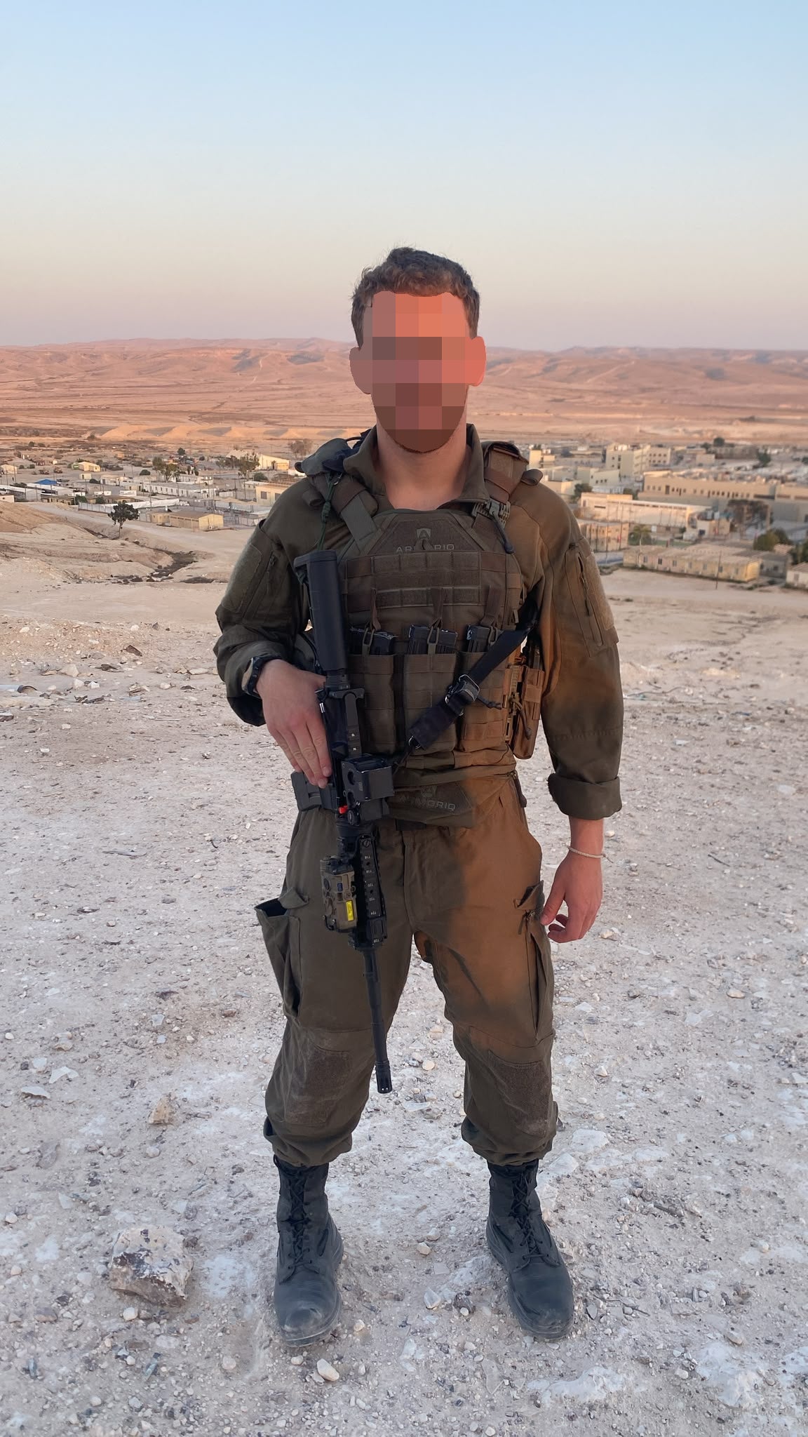 אפוד Armadillo בשטח, פני הלוחם מפוקסלים לשמירת פרטיות
