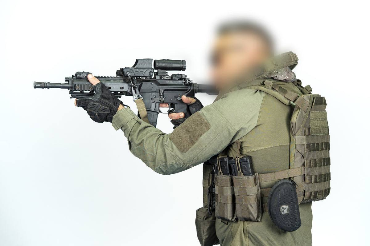 
אפוד נשיאה Armadillo על הגוף בעת אחיזה ברובה