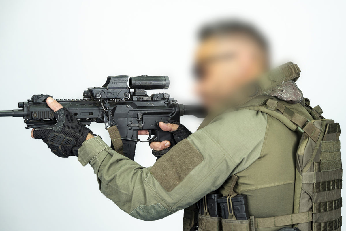 
אפוד נשיאה Armadillo על הגוף בעת אחיזה ברובה