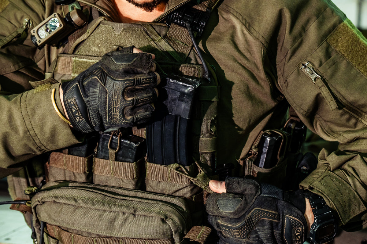 
נרתיקים וציוד בחזית אפוד Armadillo, בעת שימוש