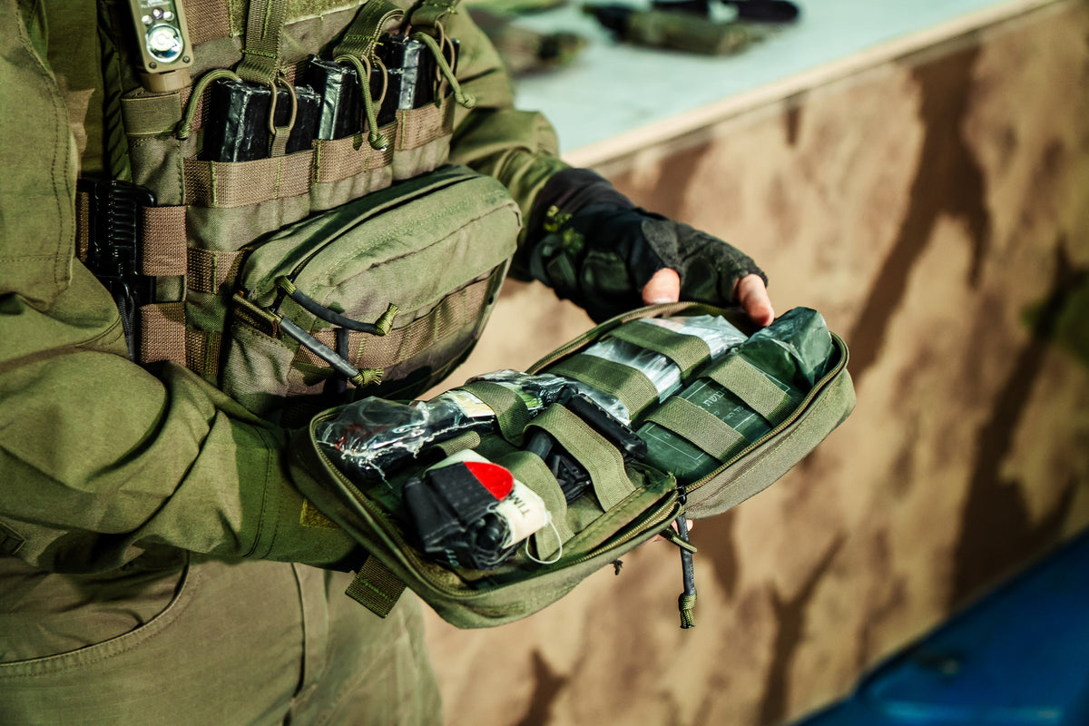
נרתיק ציוד רפואי פתוח על הגוף