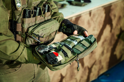 
נרתיק ציוד רפואי פתוח על הגוף