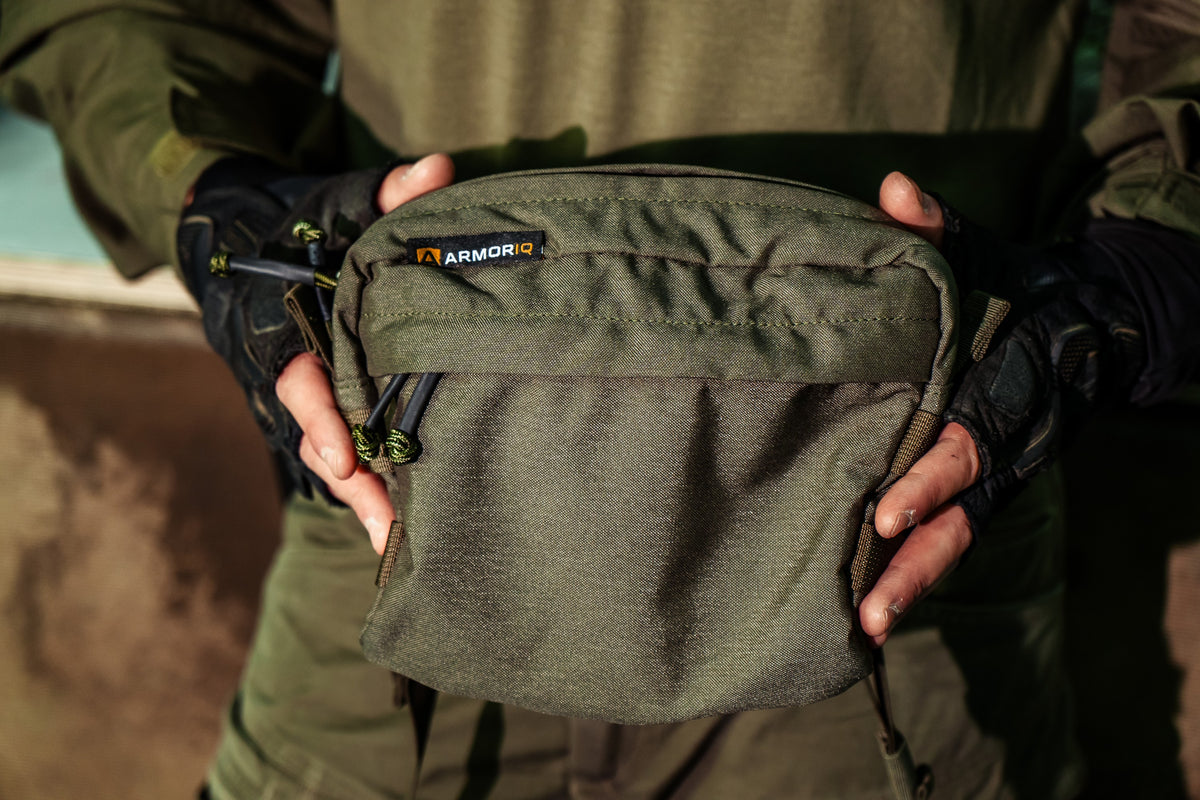 
תיק Pistol Pack על הגוף, בעת נשיאה ופתיחה
