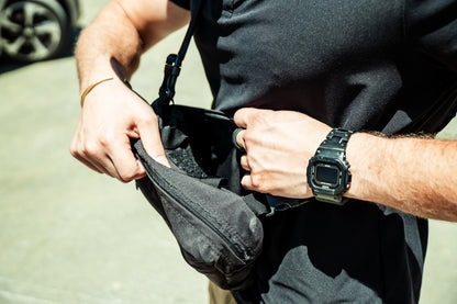 
תיק Pistol Pack על הגוף, בעת נשיאה ופתיחה