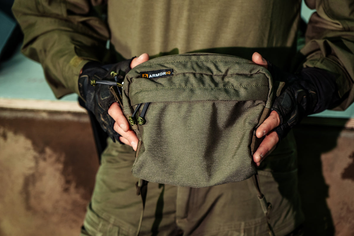 
תיק Pistol Pack על הגוף, בעת נשיאה ופתיחה