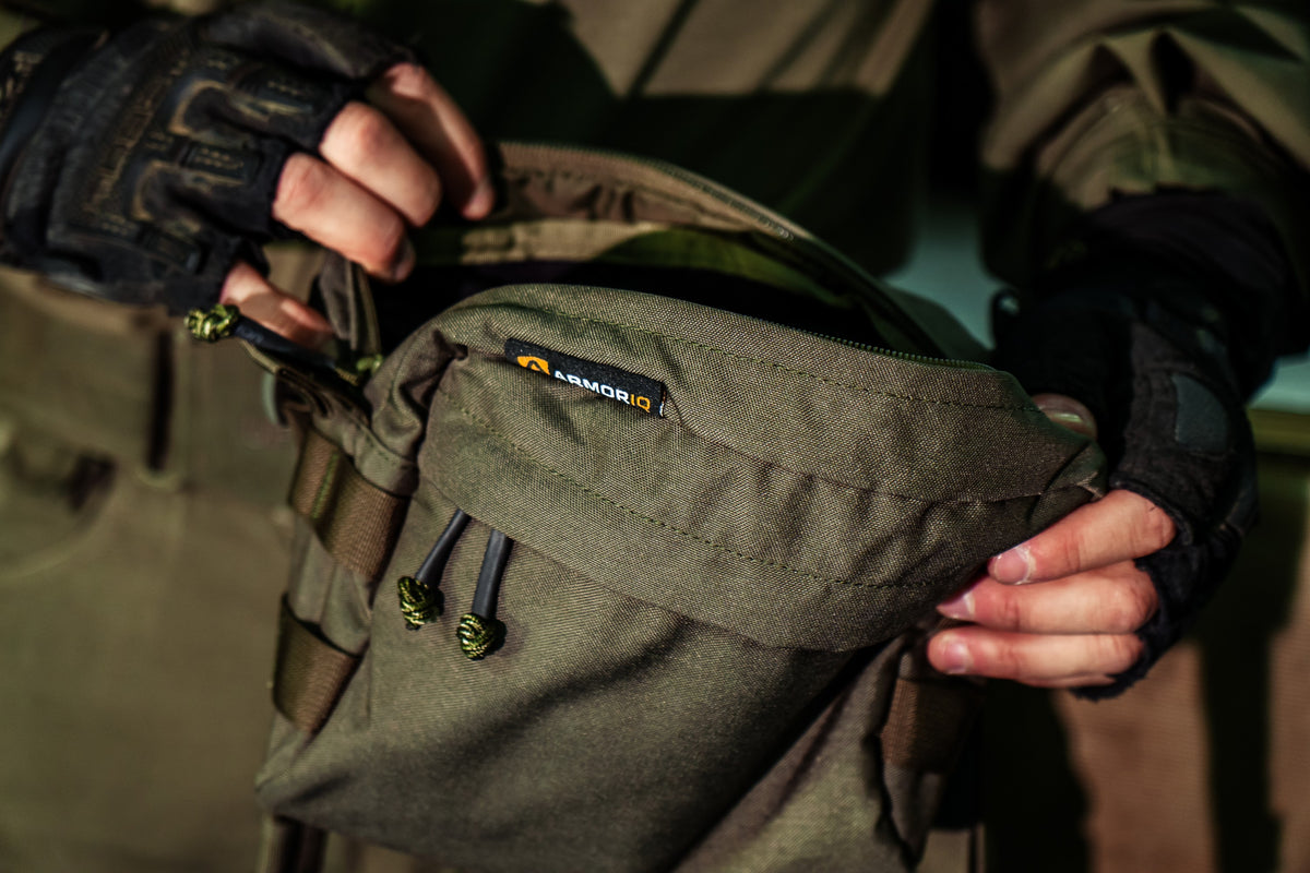 
תיק Pistol Pack על הגוף, בעת נשיאה ופתיחה