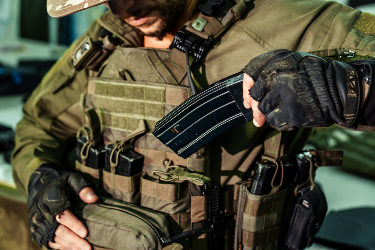 
נרתיק משולש עם מחסניות בחזית אפוד, בעת שימוש